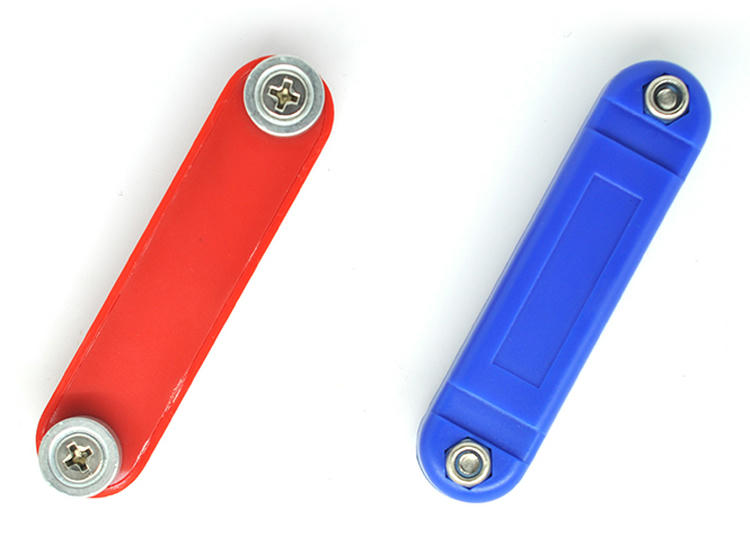 Ova slika prikazuje magnetnu ABS RFID oznaku za metalne površine za industrijske resurse sa graviranim logotipom za primene ABS RFID oznaka za metalne površine.