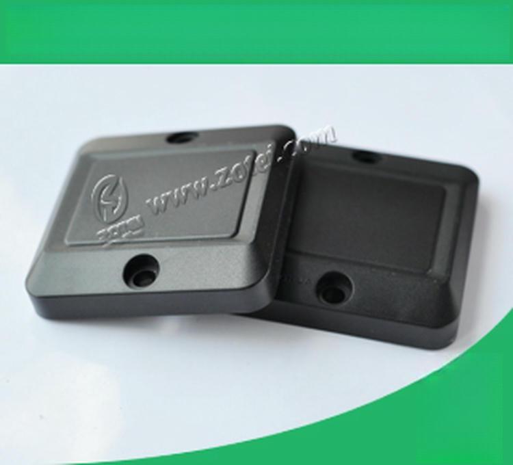 ABS RFID oznaka za metalne površine za industrijsko praćenje imovine prikazana sa završnom obradom brušenog metala za kupce koji upoređuju rešenja ABS RFID oznaka za metalne površine.