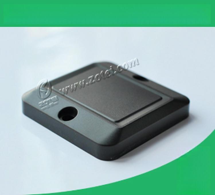 Ova slika ističe ABS RFID oznaku za metalne površine za industrijsko praćenje imovine sa graviranim logotipom za primene ABS RFID oznaka za metalne površine.