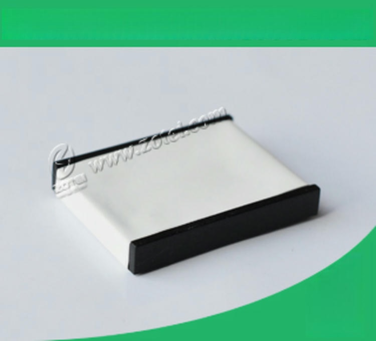ABS RFID etiketa za metalne površine za industrijsku metalnu imovinu prikazana iz perspektive jasno graviranog logotipa za primene ABS RFID etiketa za metalne površine.