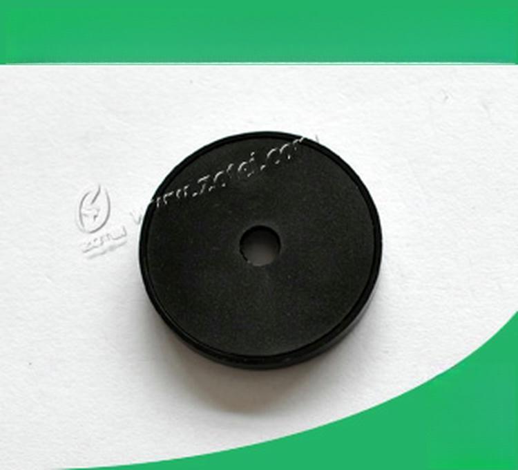 Okrugla antimetalna rfid oznaka za imovinu poseduje specijalizovani feritni sloj koji sprečava interferenciju signala sa čelične opreme