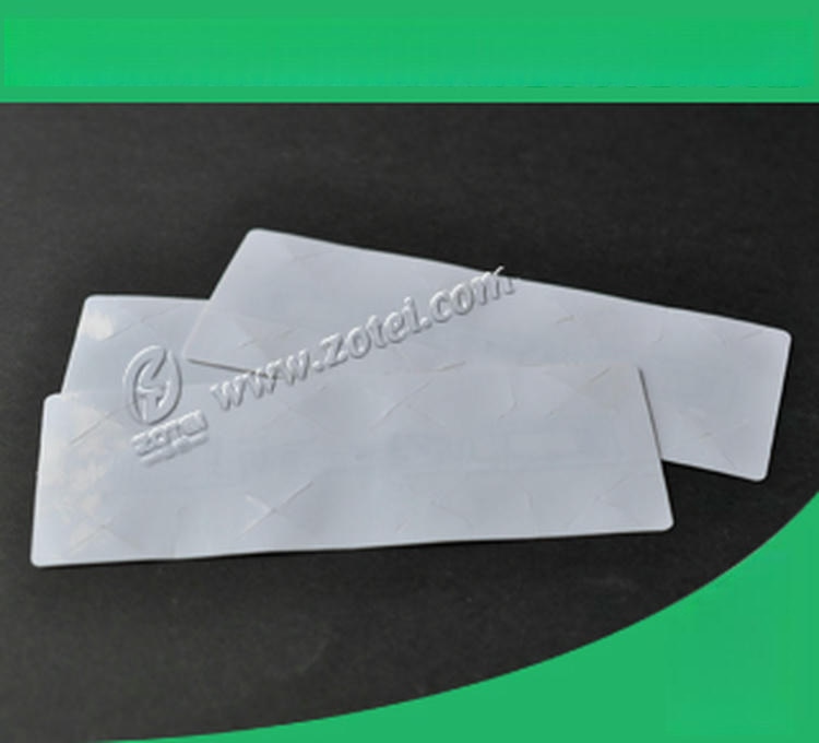 Razloženi UHF RFID inleji za vetrobransko staklo prikazani su sa zelenim ugaonim banerom koji predstavlja stil samolepljive etikete za identifikaciju.