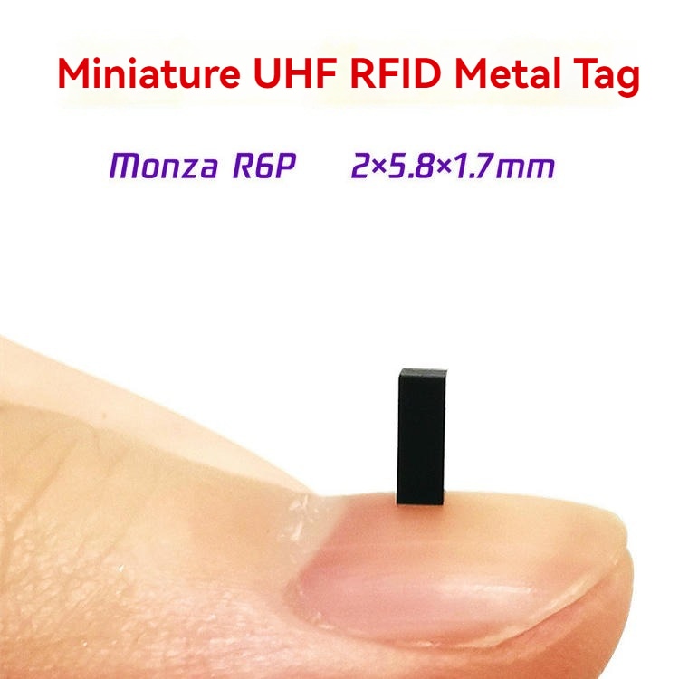 SV-002 mikro RFID tag koji stoji na vrhu prsta naglašava telo dimenzija 2x5,8x1,7 mm i Monza R6P čip za stabilno UHF očitavanje na metalu.