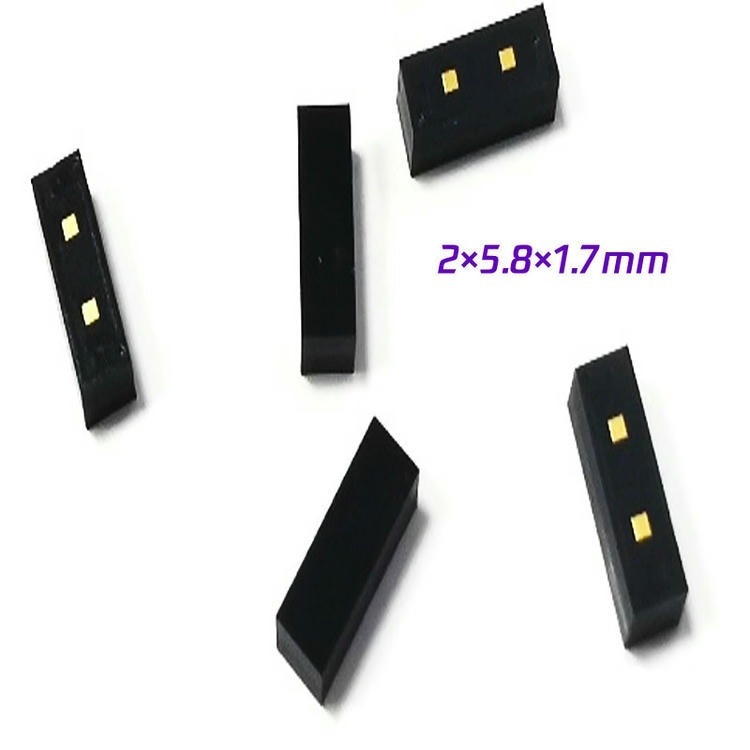 Komadi SV-002 mikro RFID taga prikazani iz više uglova ističu PCB konstrukciju i kompaktan format 2x5,8x1,7 mm za praćenje metalne imovine.