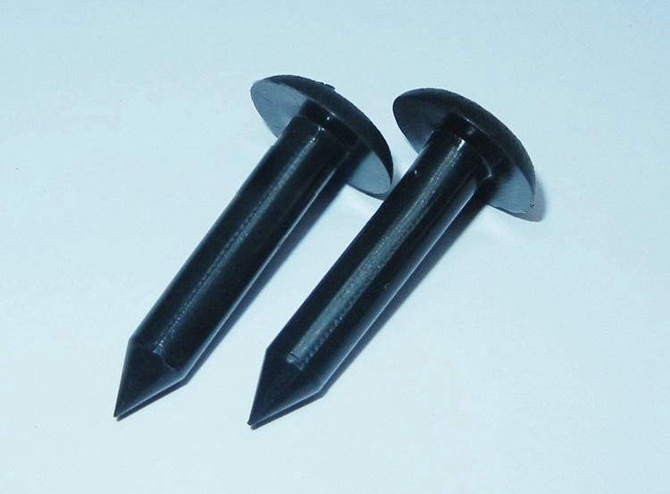 Ova slika prikazuje dva NAIL06-5 RFID nail taga na jednobojnoj pozadini sa jasnom prezentacijom proizvoda za rad na identifikaciji drveća.