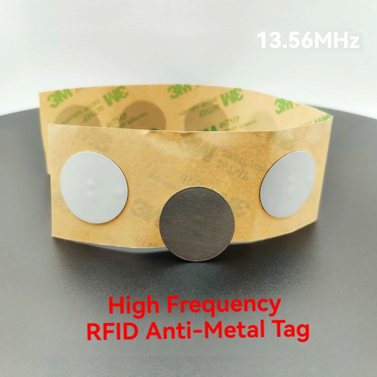 Dostupne su različite opcije veličina, uključujući D20 i D30, za papirne RFID oznake za metalne površine, kako bi odgovarale različitim dimenzijama imovine.