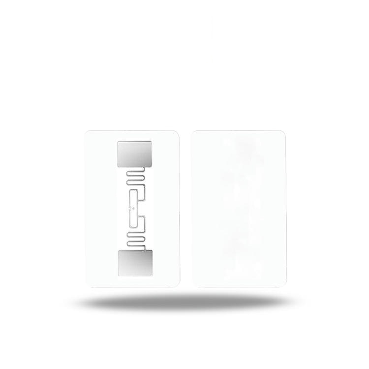 Ova slika PVC RFID viseće etikete prikazuje otvorenu strukturu inlaja pored gotove etikete u stilu prazne kartice.