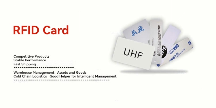 Ovaj baner PVC RFID viseće etikete prikazuje nekoliko prilagođenih kartica raspoređenih u lepezu radi prikaza opcija označavanja za maloprodaju i logistiku.