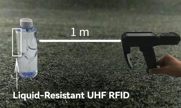 Ručni čitač skenira flašu vode sa etiketom na jedan metar kako bi demonstrirala UHF RFID performanse čitanja otporne na tečnost.