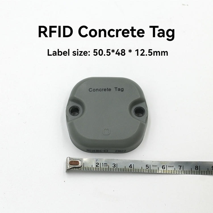 Tabla s prikazom veličine pokazuje RFID oznaku za beton EP5148-1 pored lenjira kako bi se ilustrovale fizičke dimenzije oznake za betonsku imovinu.