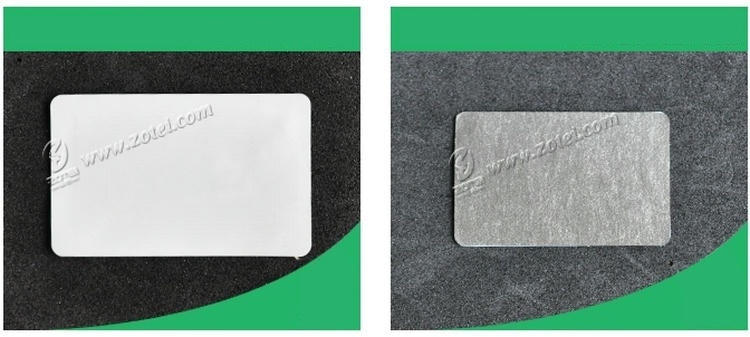 Slojevi antimetalne RFID oznake 40x25mm prikazani su jedan pored drugog kako bi se pokazala bela prednja površina i sivi antimetalni zadnji deo.