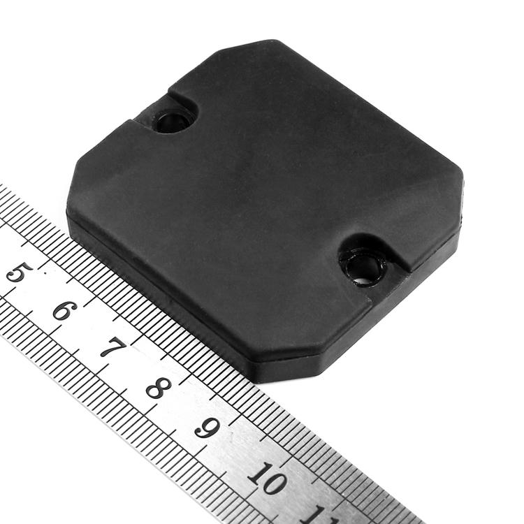 Ova slika prikazuje EP5147-1 antimetalnu betonsku RFID oznaku poravnatu sa lenjirom radi direktnog vizuelnog poređenja veličine.