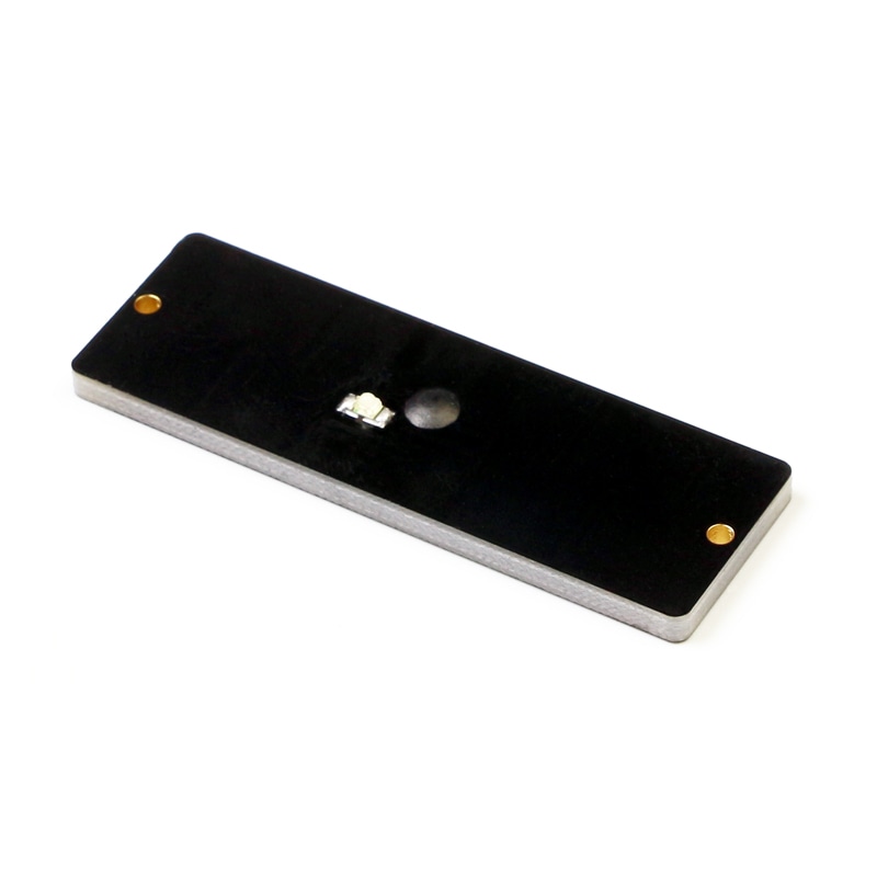PCB RFID LED tag za metalne površine za lociranje imovine prikazan iz perspektive čiste brušene metalne završne obrade za PCB RFID tagove za metalne površine.