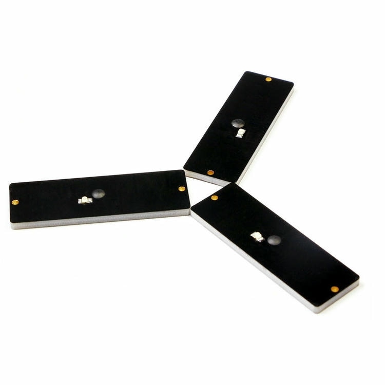 PCB RFID LED tag za metalne površine za lociranje imovine prikazan iz perspektive jasno graviranog logotipa za primene PCB RFID tagova za metalne površine.