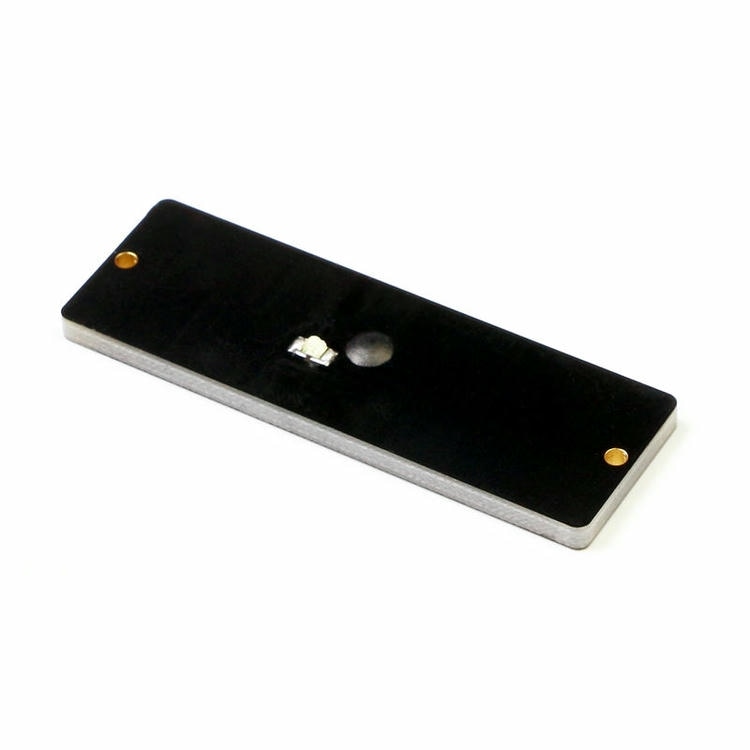 PCB RFID LED tag za metalne površine za lociranje imovine prikazan sa fokusom na vrhunsku površinu za projekte PCB RFID tagova za metalne površine.