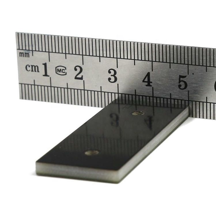 Fotografija proizvoda HF PCB RFID oznake za industrijsku imovinu na metalu iz perspektive koja ističe površinu za montažu na metal za primene iz kategorije PCB RFID oznake za metal.