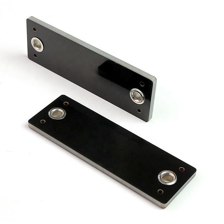 Ova slika prikazuje Tanka PCB RFID oznaka velikog dometa za metalnu imovinu i ističe gravirani logotip za primene iz kategorije PCB RFID oznake za metal.