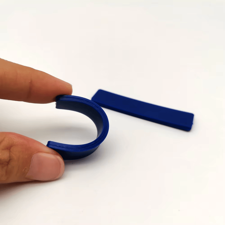 Prikaz velike savitljivosti RFID oznake za veš koja obezbeđuje udobnost kada je pričvršćena za uniforme ili rublje.