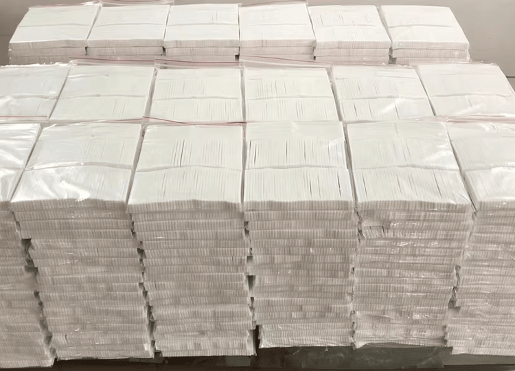 Vizuelno poređenje veličine SL5512-1 RFID taga koje potvrđuje njegov kompaktan format pogodan za različite tekstilne proizvode.