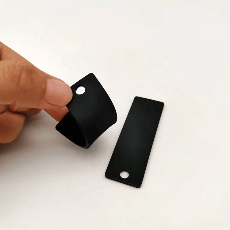 Kolekcija silikonskih RFID oznaka za veš različitih veličina, uključujući opcije 55x12mm i 34x16mm za različite potrebe.