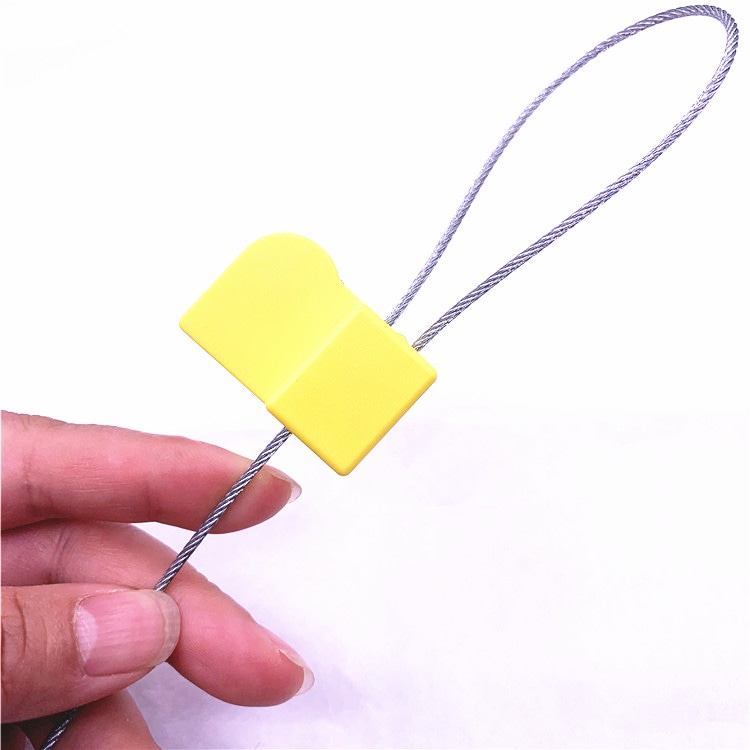 Prikaz spreda iz blizine prikazuje žutu SS3826-1 RFID sigurnosnu plombu zaobljene gornje ivice i petljaste čelične žice.