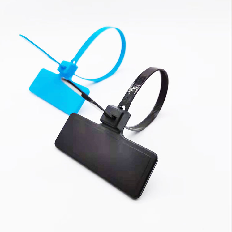 Prikaz pod uglom prikazuje RFID tag u obliku kablovske vezice model Z28575-1 u crnoj boji sa dugom petljom trake i čistom praznom površinom za marker.