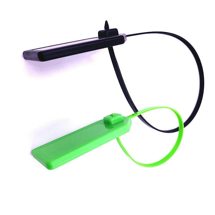 Prikaz pod uglom pokazuje RFID oznake na vezicama model Z36030-1 sa jednom dugom crnom i jednom manjom zelenom petljom za plombiranje kablova.
