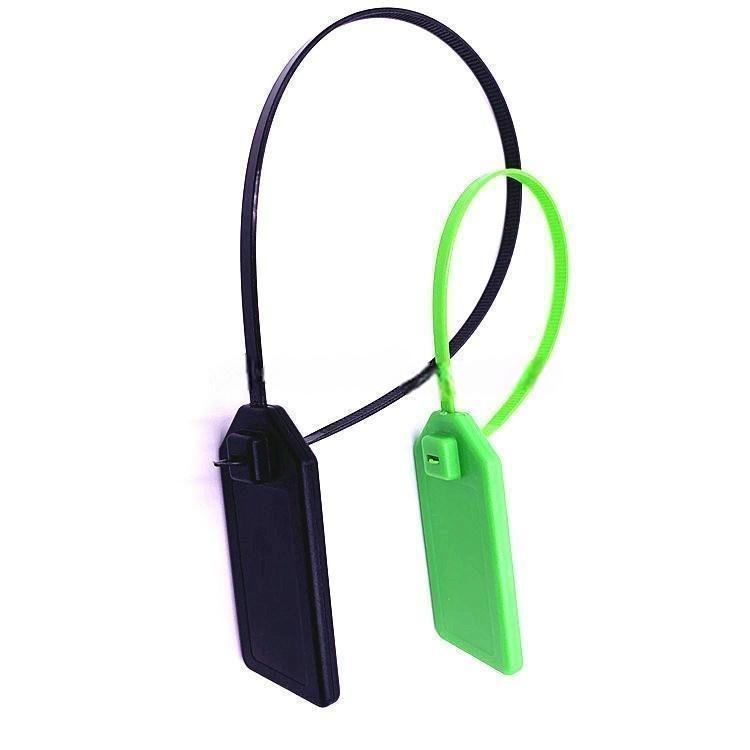 Izbliza snimljen viseći prikaz prikazuje RFID vezice model Z36030-1 sa visokim petljama kaiša i glatkim površinama za označavanje.