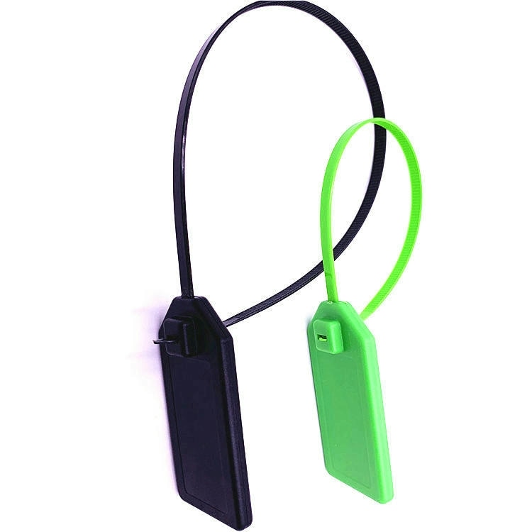 Dve RFID oznake na vezicama model Z36030-1 prikazane su obešene sa visokim petljama traka radi prikaza slobodnog prostora pri montaži na kablove.