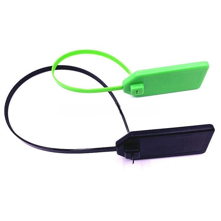 Prikaz iz blizine prikazuje zelene i crne RFID oznake u obliku kablovske vezice model Z36030-1 u petlji sa jasno vidljivim zupcima kaiša i ulazom u bravicu.