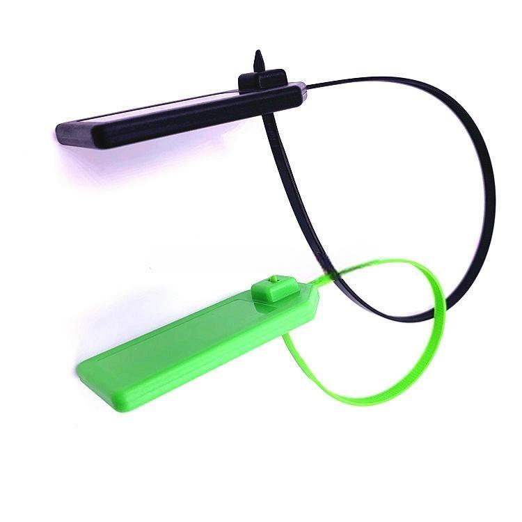 Ugao preklapanja prikazuje RFID oznake u obliku kablovske vezice model Z36030-1 sa crnim telom oznake koje prelazi preko zelene petlje radi detalja dubine.
