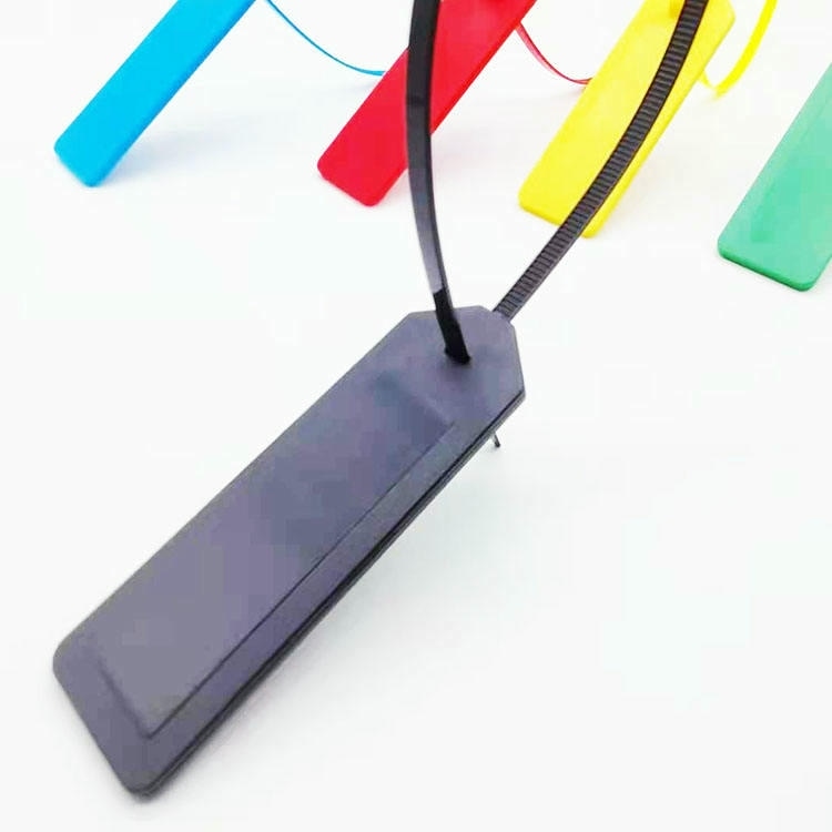 Prikaz izbliza pokazuje crnu RFID oznaku na vezici model Z38028-1 sa trakom provučenom kroz kopču radi sigurnog plombiranja.
