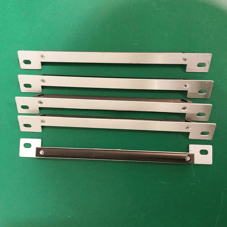 Postava na radnom stolu prikazuje duge RFID tagove protiv metala sa srebrnim nosačima postavljene jedan pored drugog za kontrolu kvaliteta pre isporuke.