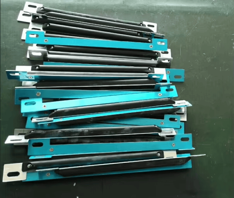 Naslagani RFID tagovi protiv metala sa plavim nosačima ističu zaštitna kućišta i montažni hardver za oštre spoljne uslove kontrole parkiranja.