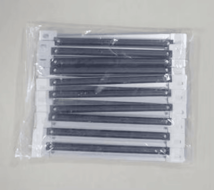 Fotografija providne kesice predstavlja veliku količinu RFID tagova protiv metala spremnih za pakovanje i distribuciju kupcima za parkiranje voznih parkova.