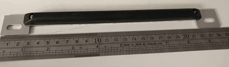 Fotografija merenja veličine prikazuje RFID tag za metalne površine postavljen iznad lenjira radi potvrde montažnog raspona za pristup vozila na velikoj udaljenosti.