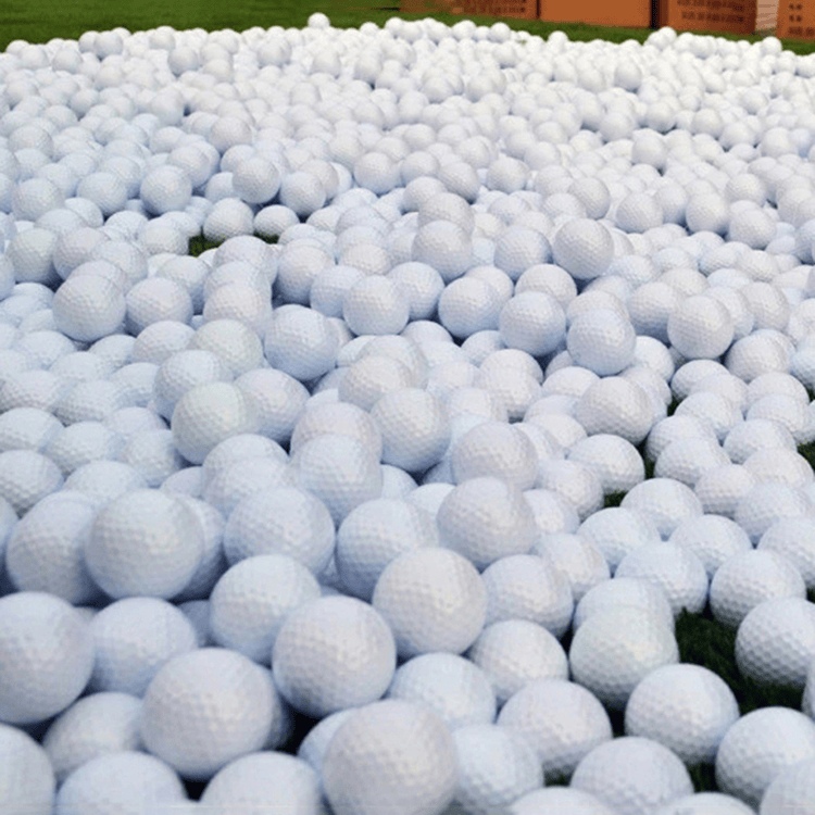 Snimak ekrana aplikacije za analizu golf performansi koja prikazuje podatke o brzini i putanji dobijene od SV019 UHF RFID lopte tokom treninga na vežbalištu.