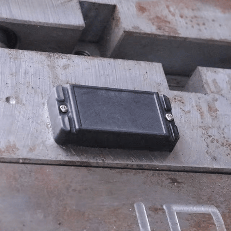 Ugaoni snimak industrijske UHF RFID oznake HTR6929-1 ističe njenu izdržljivu konstrukciju za teške hemijske uslove