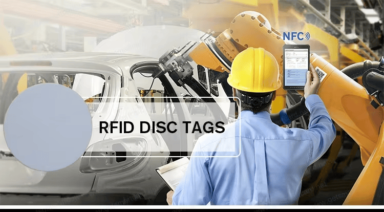Radnik u fabrici drži pametni telefon blizu mašine uz naslov RFID disk tagovi koji ukazuje na industrijsko NFC praćenje.