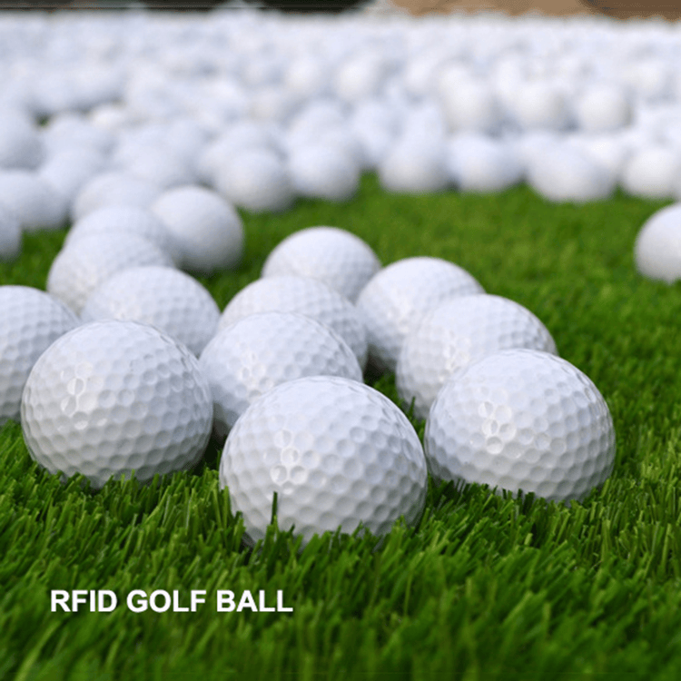 Dijagram koji prikazuje tačnu lokaciju pasivnog UHF RFID čipa ugrađenog u gumeno jezgro SV019 profesionalne loptice za golf za trening.