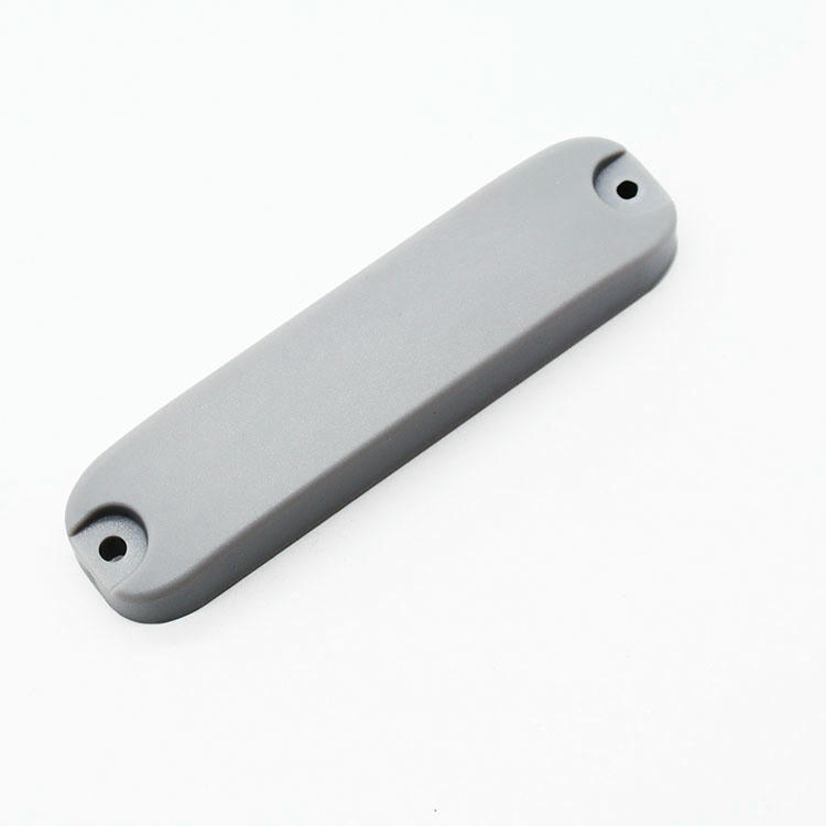 Prikaz iz blizine ističe tanki profil od 89x21mm ABS RFID oznake za metal za montažu na uske grede.