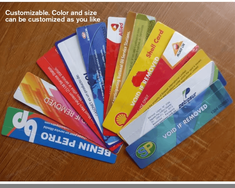 Šarene prilagodljive RFID oznake za vetrobransko staklo postavljene su na drvenu površinu i prikazuju više dizajna i veličina za programe ID identifikacije vozila.