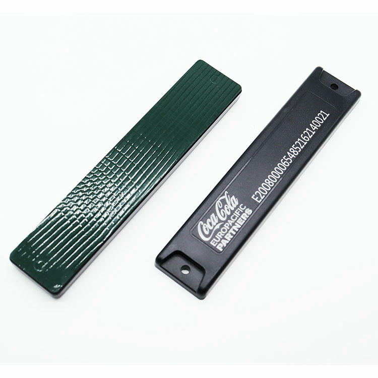 Snimak iz blizine prikazuje dimenzije 152x31x10mm ABS RFID oznake za metalne površine za upravljanje velikom imovinom.