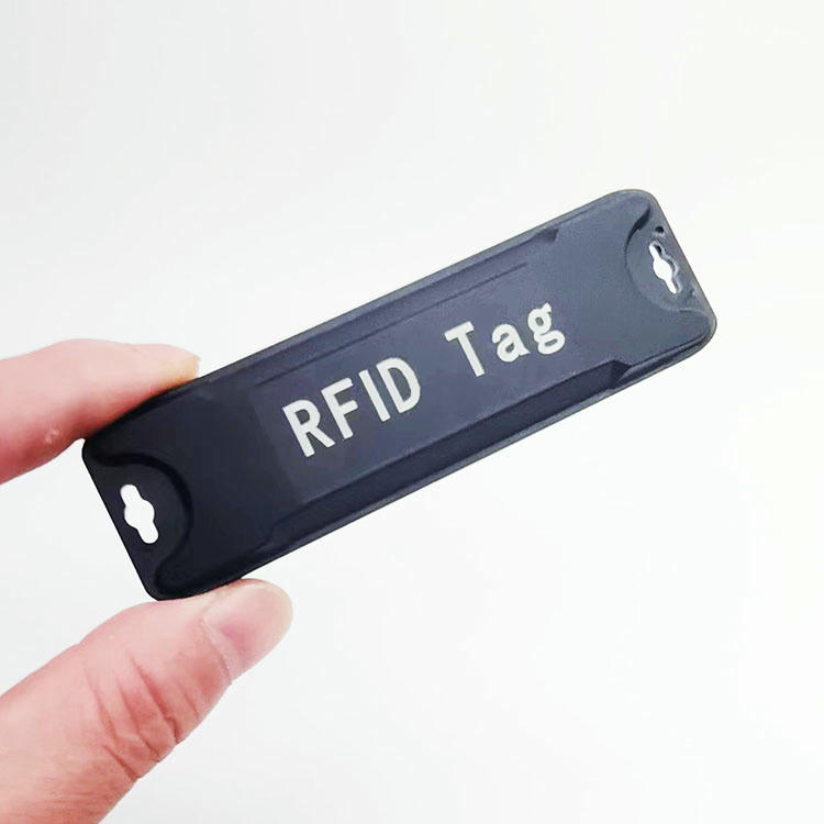 Detaljan prikaz veličina industrijskih ABS RFID etiketa za metalne površine, uključujući kompaktni model ABS6825-1 za praćenje manjih metalnih predmeta.
