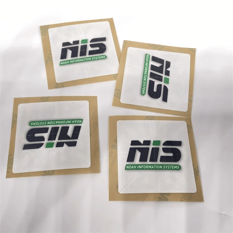 Četiri RFID registracione nalepnice za vetrobran raspoređene su u mrežu s različitim orijentacijama radi prikaza čitljivosti logotipa iz više uglova.