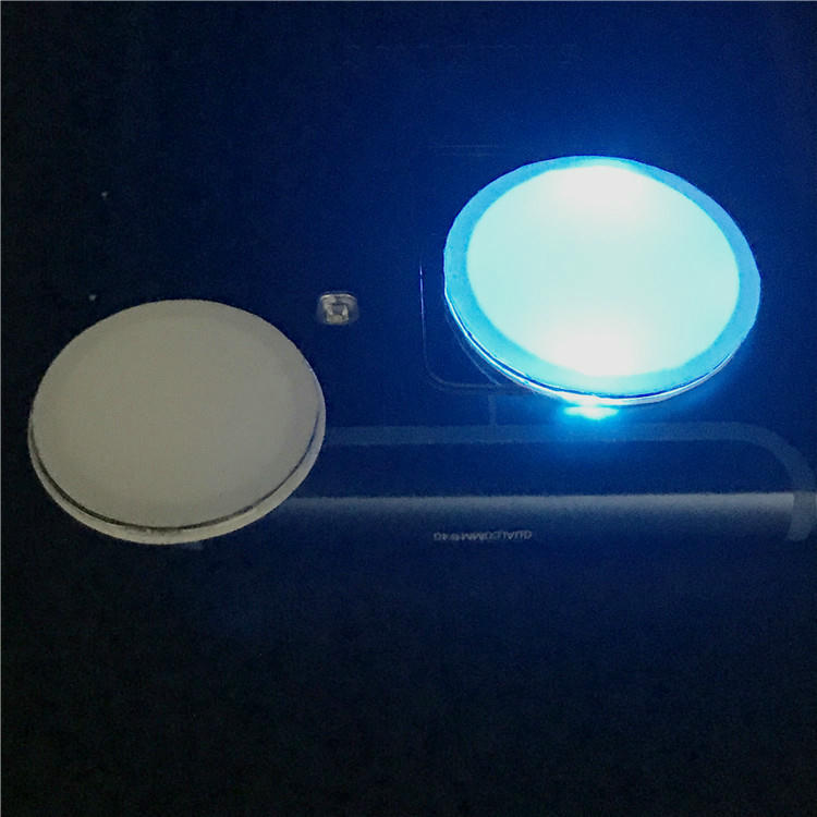 Visokovredno pakovanje proizvoda sa anti counterfeiting NFC LED etiketom koja svetli kada je verifikovana skenerom