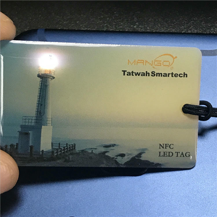 Premijum flaša vina sa NFC LED etiketom za borbu protiv krivotvorenja koja zasija kada je kupac verifikuje putem pametnog telefona