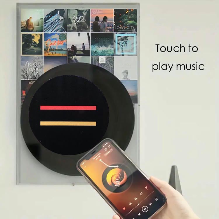 Prilagođeni NFC muzički čip za vinil albume sa funkcijom tap-to-play, prikazan iz perspektive jasnog detalja čipa za primene prilagođenih NFC tagova.