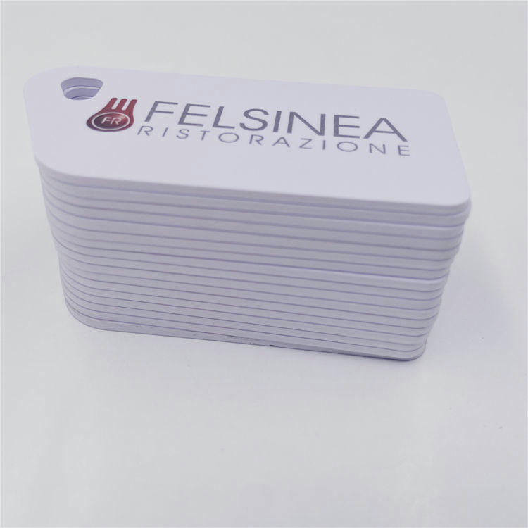 NFC članska kartica s prilagođenom štampom ima živopisne boje i personalizovano brendiranje za pristup klubu.