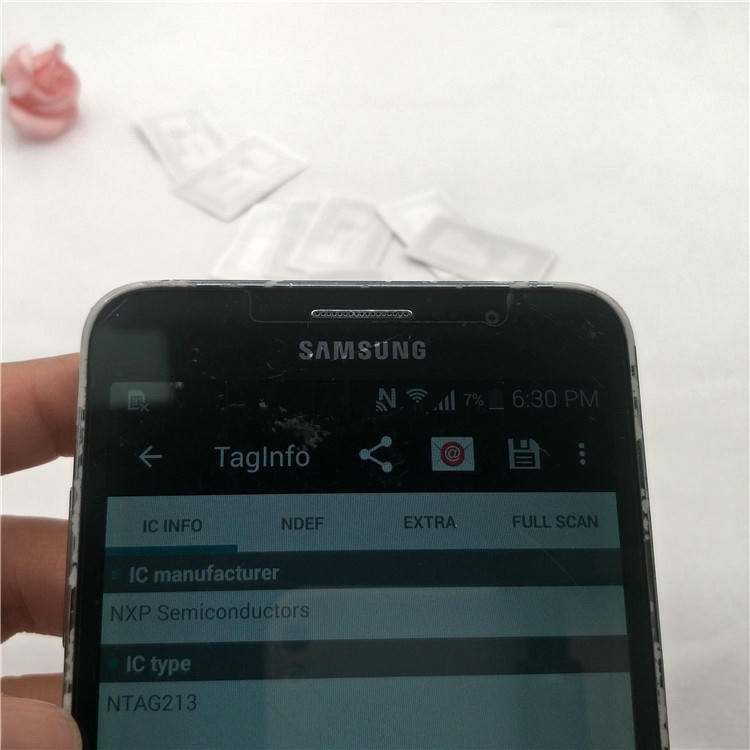 Asortiman NFC etiketa za odeću prilagođenih veličina koje odgovaraju različitim tipovima odevnih predmeta, od košulja do jakni.